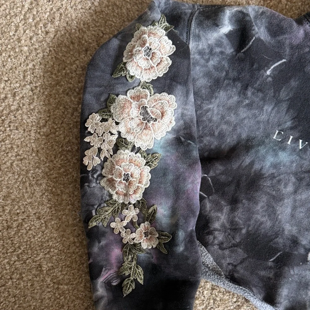 Civil Regime Floral Embroidered Cropped Hoodie - Picture 3 of 8